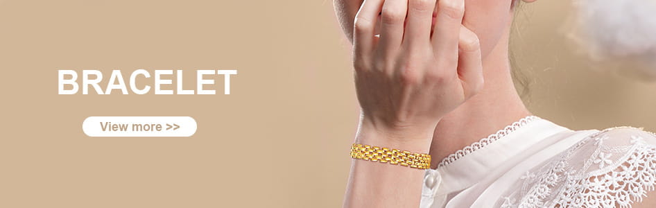 Un bracelet à chaîne tressée délicate ton or orne le poignet, complétant le ras-du-cou en lave dorée aux bijoux minimalistes.