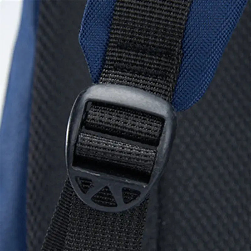 Schwarze Kunststoffschnalle am blauen und schwarzen Riemen des Jungen-Wasserschulrucksacks in Navyblau mit blauem Buchfach-Tasche