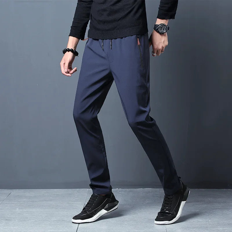 Men’s casual slim joggers in dark blue with a slim fit, featuring side pockets and a drawstring waistband.