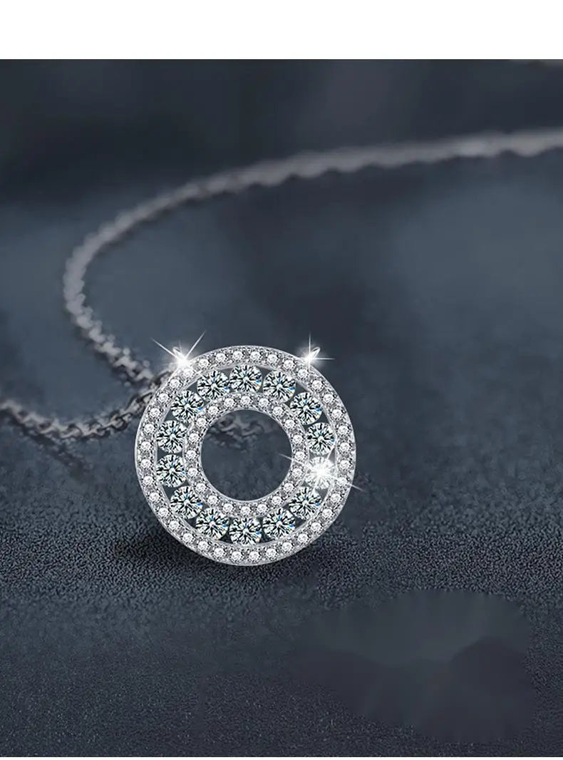 Collar con colgante de halo de moissanita de plata con diseño circular, con varias filas de cristales facetados transparentes engastados en un marco metálico elegante.