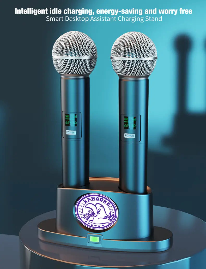 Deux microphones sans fil bleus métalliques élégants avec grilles en maille argentées sont disposés verticalement dans un support de charge assorti comportant un logo de karaoké violet pour un usage avec station de charge double sans fil de microphone de karaoké