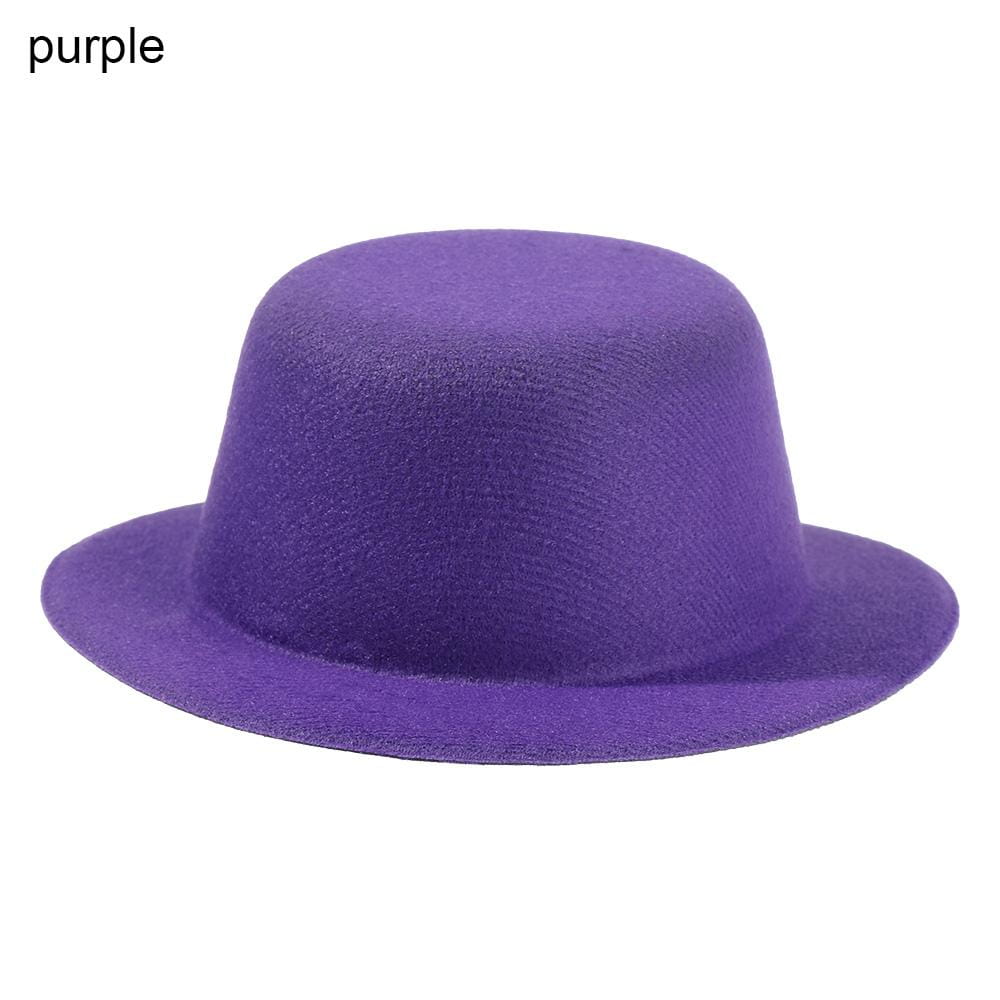 Un fedora en feutre violet uni, à calotte arrondie et bord large, conçu comme accessoire de mode pour chapeau de poupée en peluche pour des poupées de 60 cm.