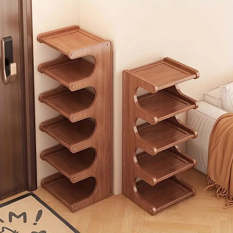 Deux meubles-bottes en bois avec une finition brun chaud et un design incurvé à plusieurs niveaux, pour un rangement organisé des chaussures.