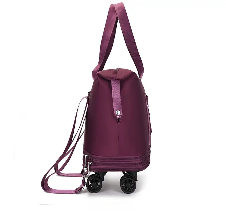 Un sac duffel roulant en nylon violet à grande capacité, avec deux sangles et des roues noires pour un usage en voyage.