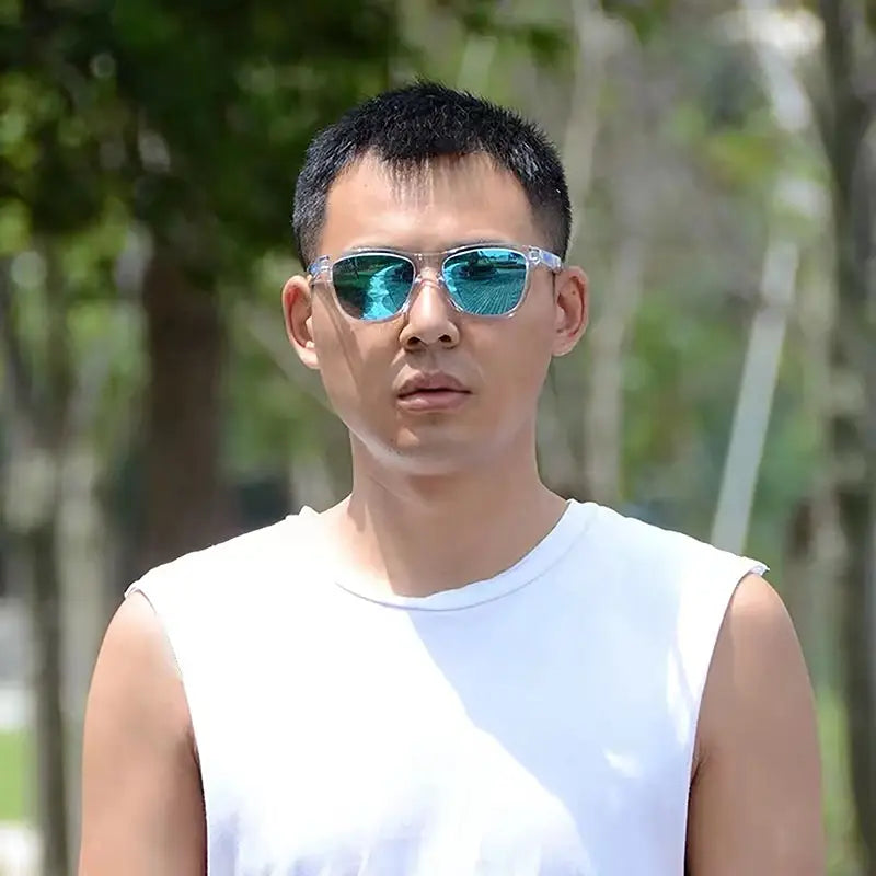 Une paire de lunettes de soleil claires colorées avec monture blanche transparente et verres teintés bleus réfléchissants offrant une protection UV400.