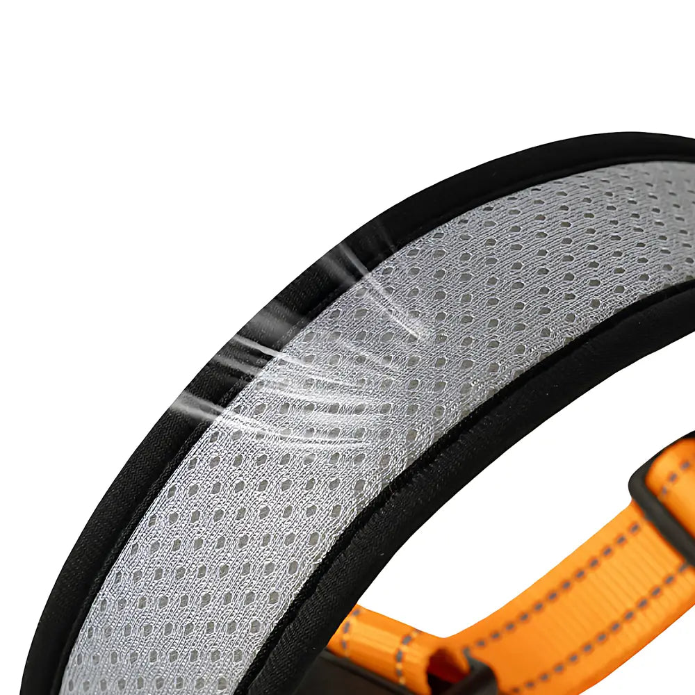 Verstellbarer Führgurt am reflektierenden Hundehalsband in Orange und Schwarz mit perforiertem silbernem Mesh-Bauteil für Sichtbarkeit und Komfort.