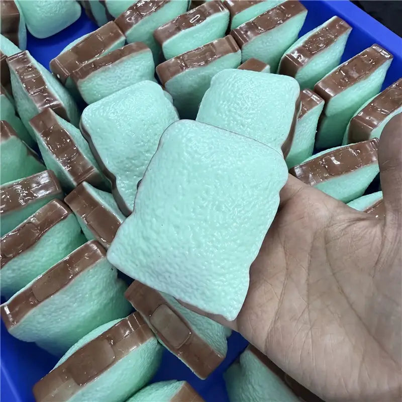 Butterstick- ASMR-Sensory-Squishy-Spielzeug in mintgrün und braun, das einem Schokoladensandwich ähnelt, als Stressentlaster.