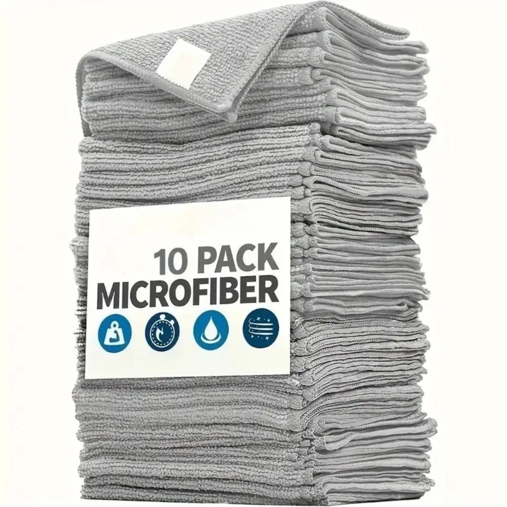 Un conjunto apilado de diez paños de limpieza de microfibra gris, doblados con esmero y envasados con una etiqueta que indica su cantidad y características.