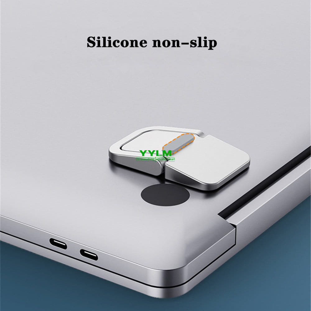 Mini-Laptopständer aus silbermetallischem Aluminium, tragbar und kompakt, mit einer rutschfesten Silikonbasis zur Verwendung mit einer Computertastatur.