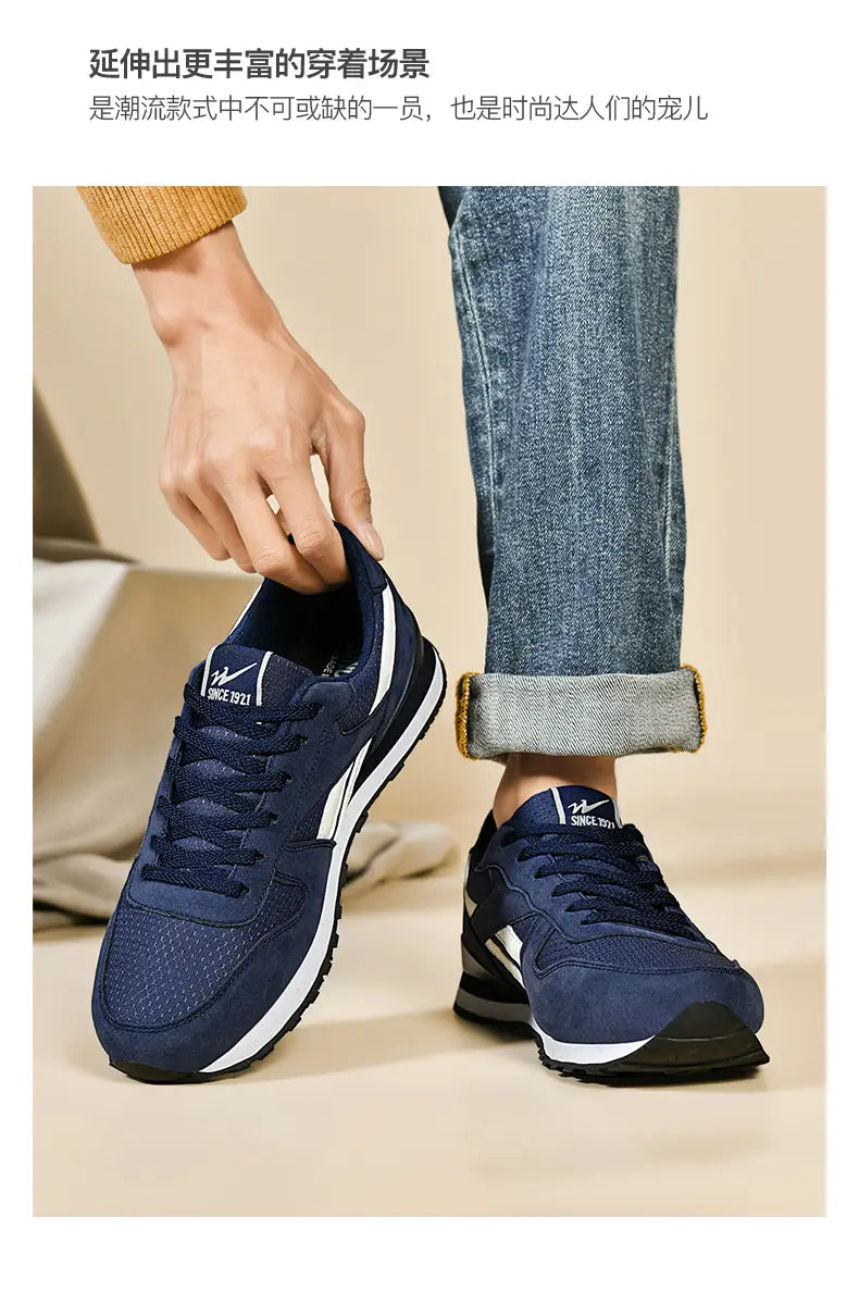 Herrenfreizeitsneaker in Grau und Weiß zum Gehen mit marineblauem Mesh und Wildleder, mit weißen Akzenten und einer schwarzen Gummisohle.