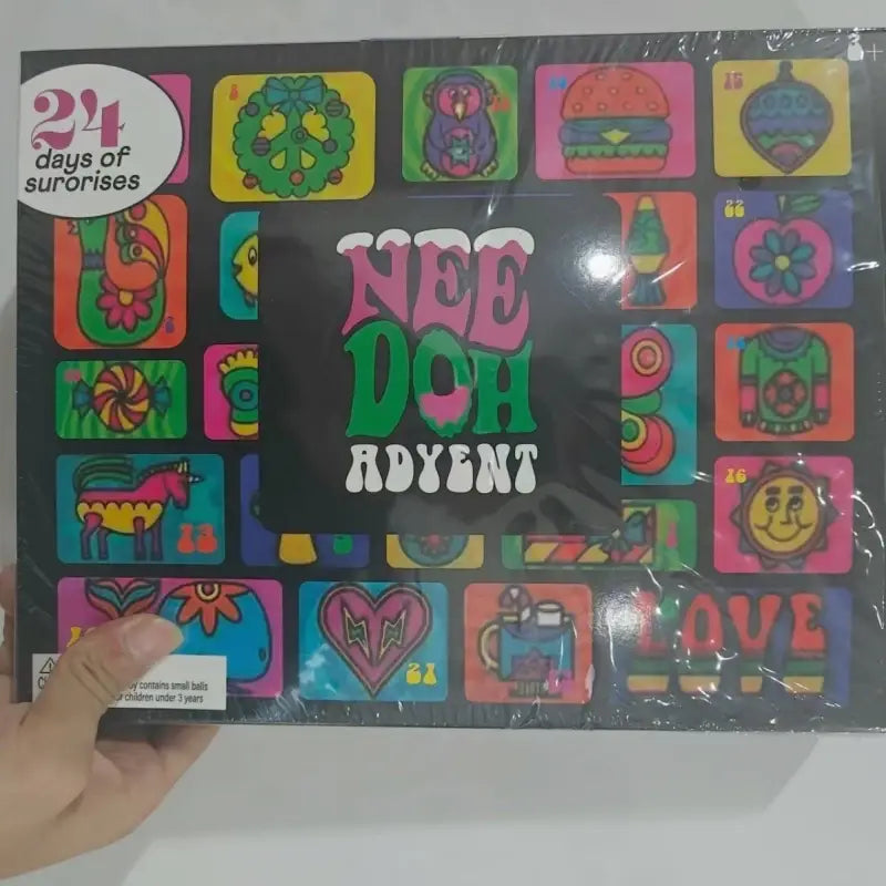 Un colorido calendario de adviento de Halloween Nee Doh negro que incluye 24 vibrantes juguetes blandos esponjosos tipo caricatura como sorpresas diarias