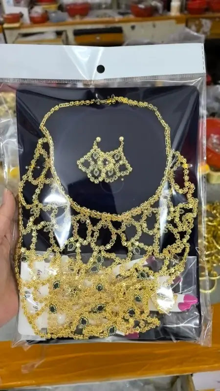 Ensemble de bijoux géométriques en zircon doré comportant un collier de couleur dorée finement tressé, assorti de boucles d’oreilles, ainsi qu’une ceinture décorative.