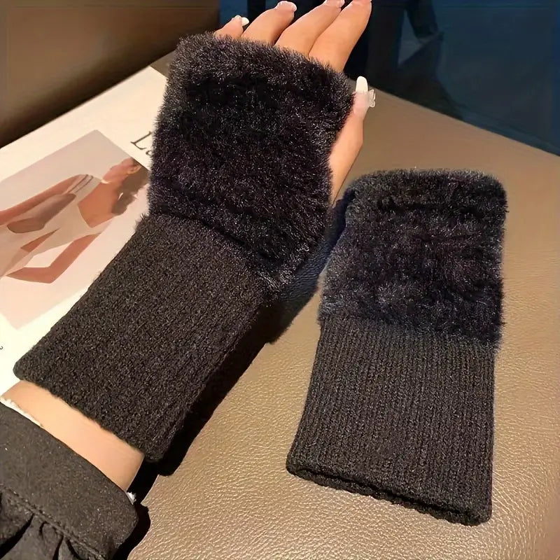 gants d’hiver sans doigts moelleux noirs pour femmes, avec revers en maille et doublure en fausse fourrure pelucheuse, présentés du côté arrière