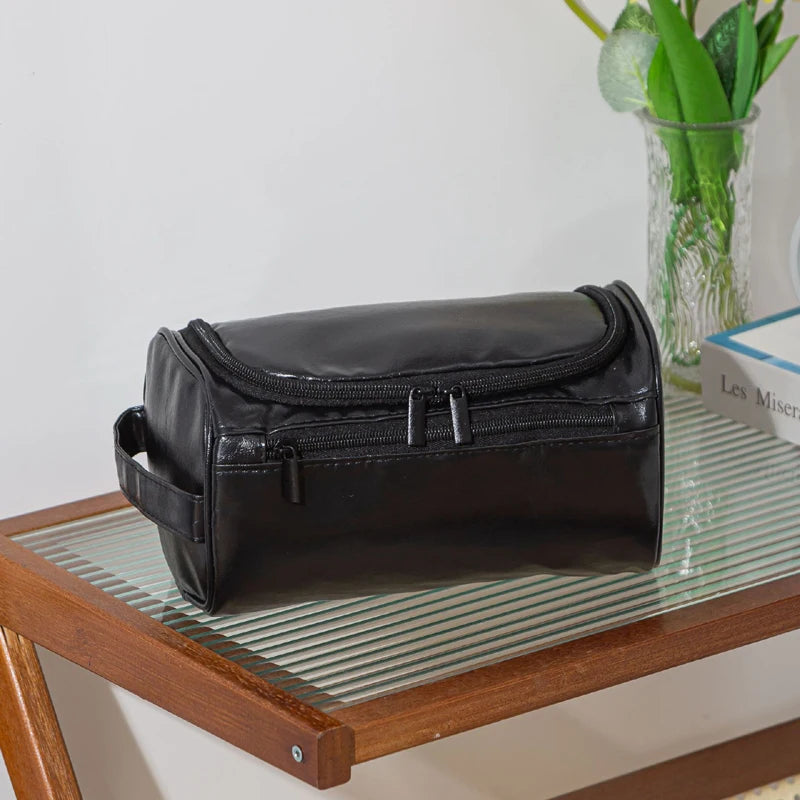 Trousse de toilette suspendue en faux cuir noir lustré pour le voyage, avec deux fermetures éclair et une poignée latérale
