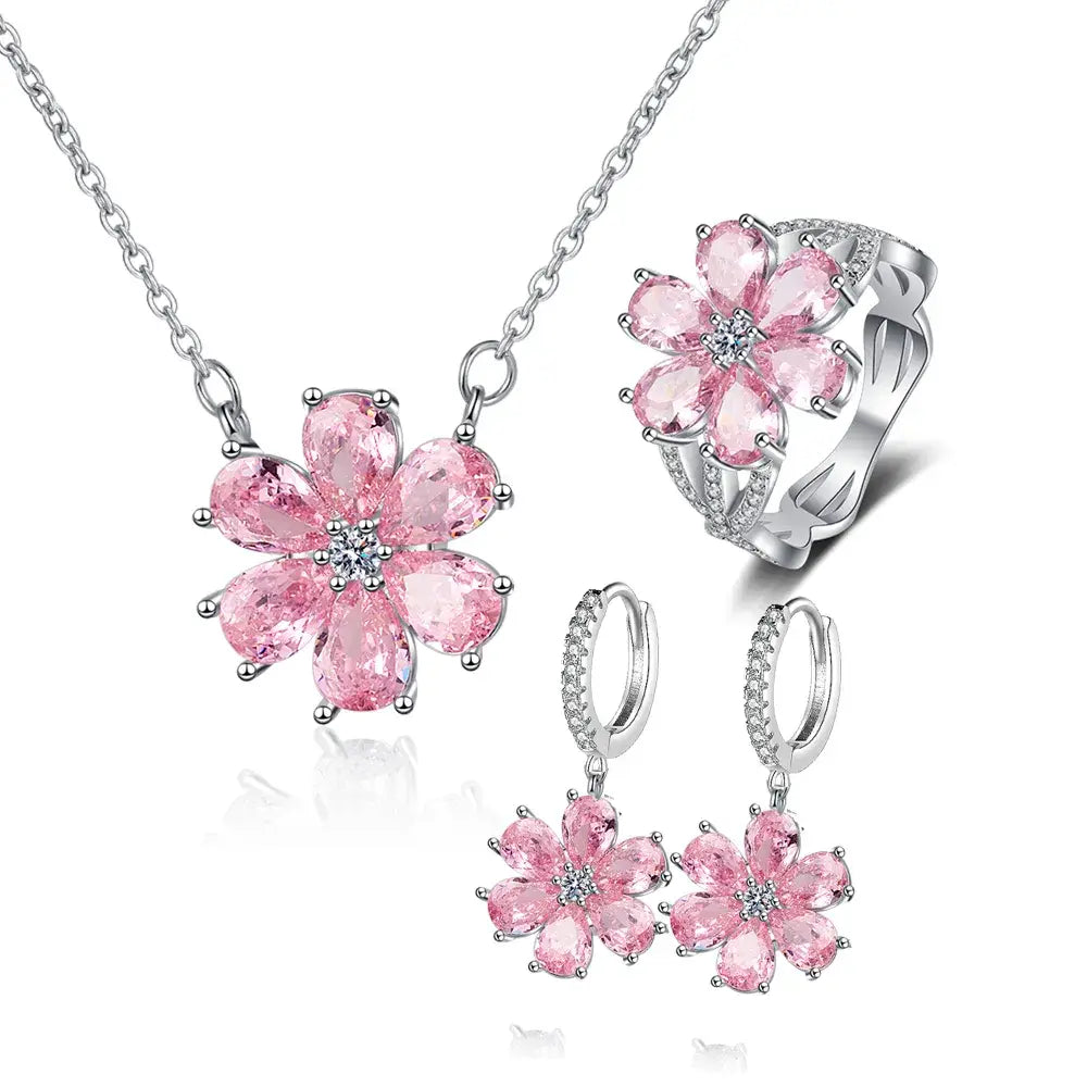Schmuckset „Silver Pink Cherry Blossom“ mit Halskette, Ring und Ohrringen mit silberfarbenen Metallarbeiten und pinkfarbenen floralen Akzenten.