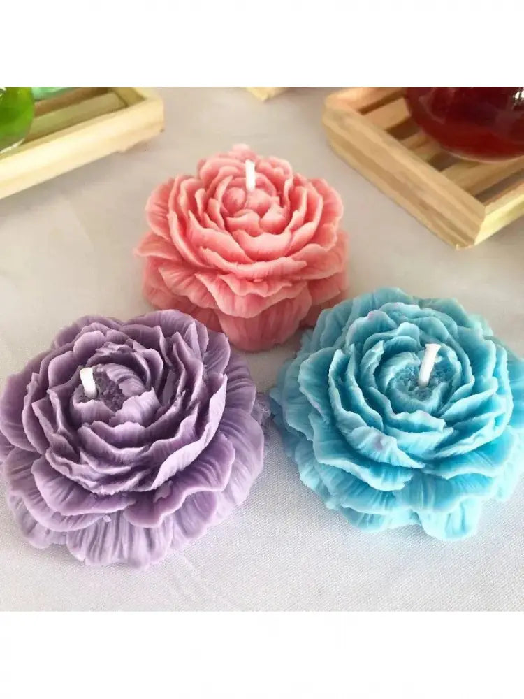 trois bougies en forme de roses finement réalisées, aux tons rose tendre, lavande et vert-bleu (turquoise), à l’aide de l’outil DIY en résine pour savon floral, moule en silicone pour bougie de pivoine