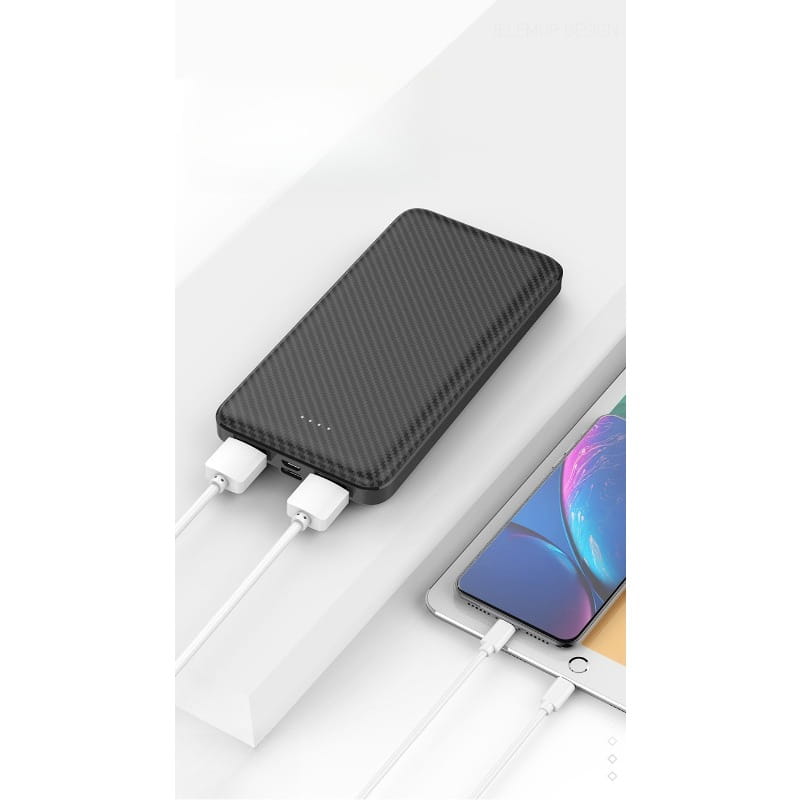 Schwarz-Carbonfaserstrukturierte Powerbank für unterwegs mit zwei USB-Anschlüssen und weißen Ladekabeln, verbunden mit einem Smartphone und einem Tablet.