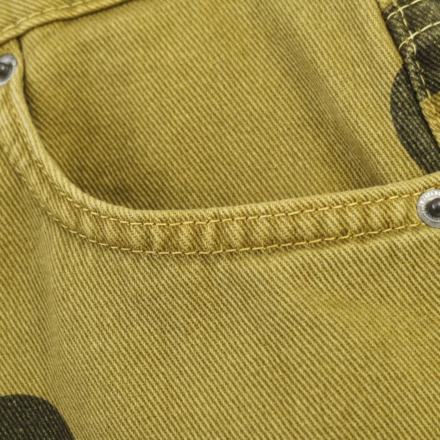 Olivgrüne Denim-Tasche mit passendem Nahtbild und silberfarbenen Nieten an Hosen mit weitem Bein, Polka-Dot und hoher Taille