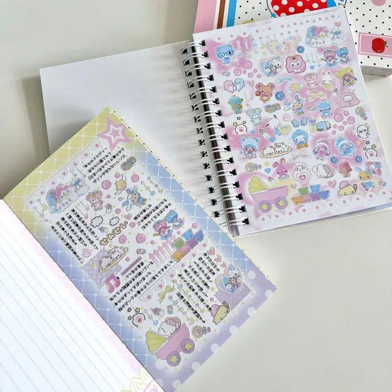 Pastellrosafarbene und lavendelfarbene, spiralgebundene „kawaii kpop sticker book spiral journal stationery“ mit niedlichen Cartoon-Charakter-Stickern auf dem Umschlag.