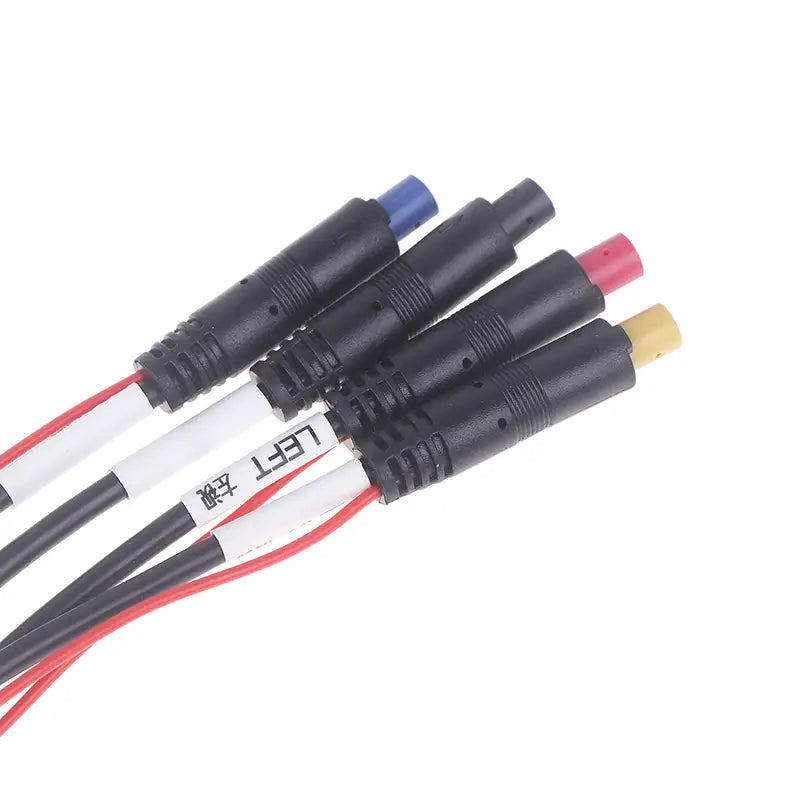 Juego de cuatro conectores de cable de cámara de salpicadero de 12 pines de plástico negro, con tapas azul, roja y amarilla, y etiquetas blancas marcadas como izquierda en inglés y chino para radios Android.
