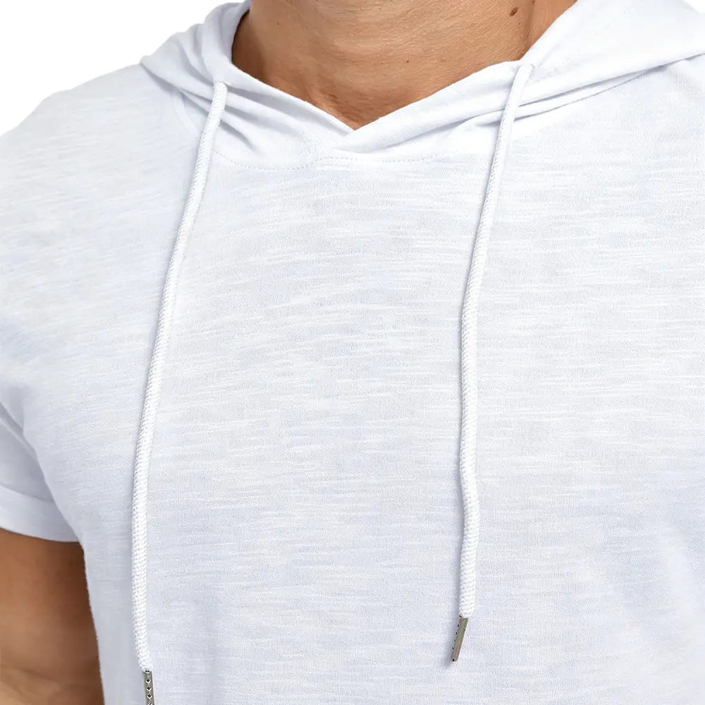 Veste à capuche respirante légère pour homme, à manches courtes, en tissu texturé blanc, avec cordons assortis et embouts métalliques, idéale pour une tenue décontractée.