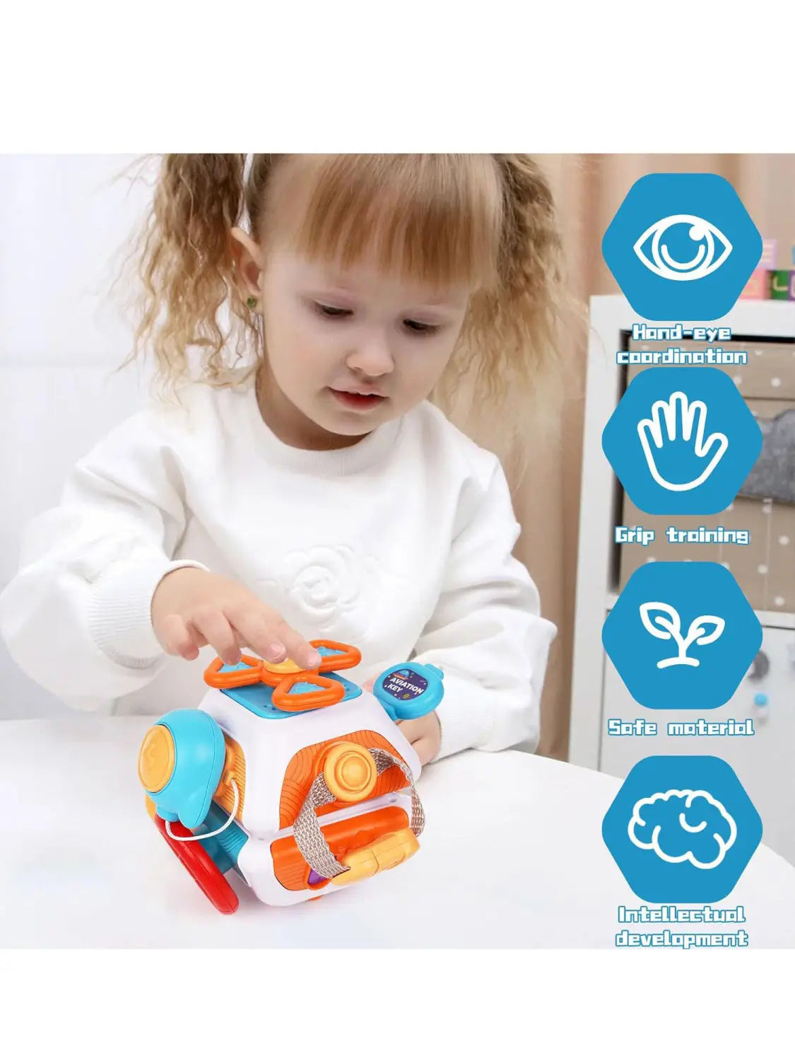 Le jouet de voyage cube d’occupation Montessori est un cube d’activités en plastique aux couleurs vives, avec des sections orange, bleu et blanc, comprenant divers boutons et molettes interactifs.