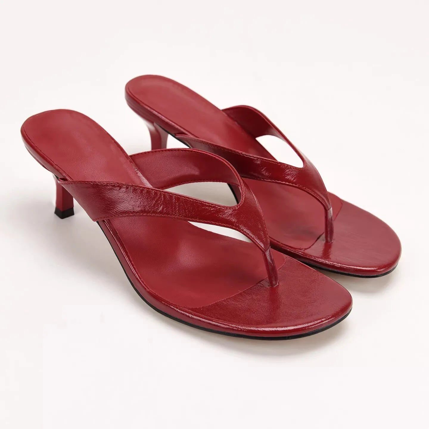 Sandales à lanière en cuir verni rouge pour femmes avec talon bas, vues depuis l’arrière.