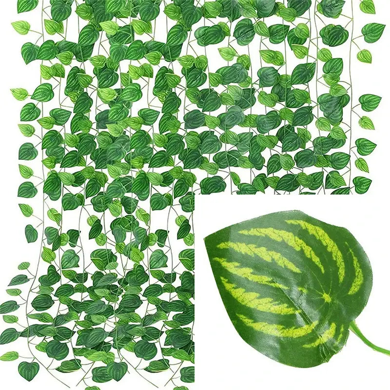 Grüne künstliche Pflanzenrankengewächs- Efeublatt-Girlande mit herzförmigen Blättern in Grün und einem einzelnen Blatt mit Wassermelonenmuster, dargestellt aus der Vorderansicht.