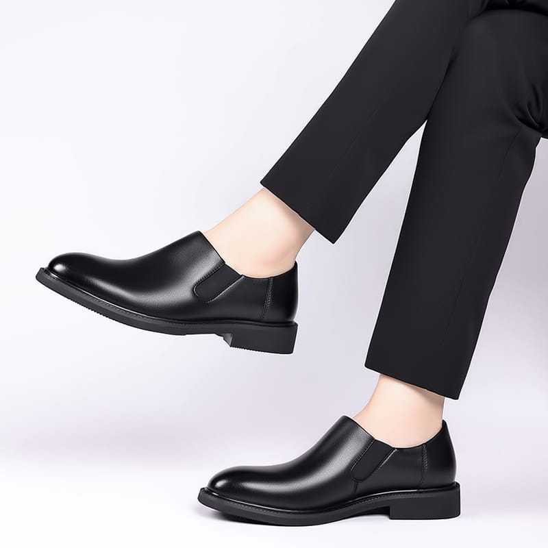 Chaussures habillées à enfiler en cuir noir pour hommes, finition polie et élégante, avec petit talon bloc bas, en marron.