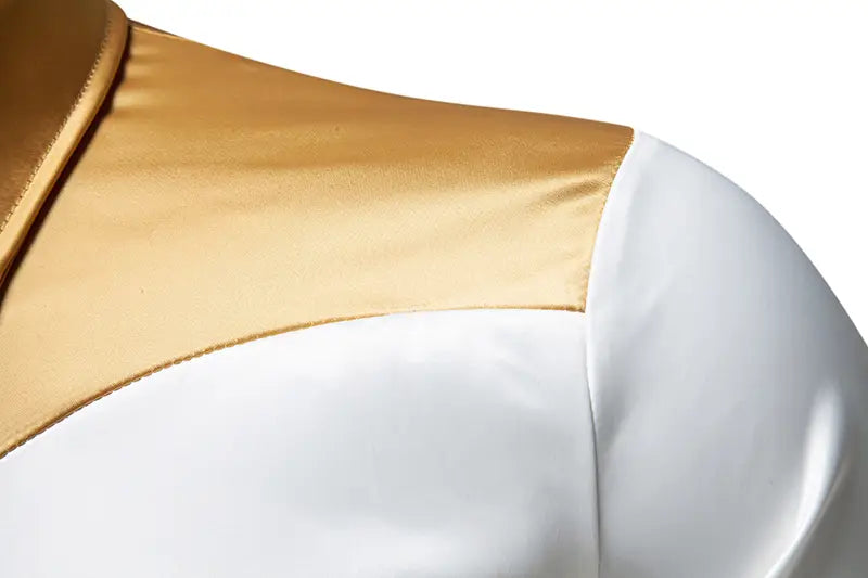 Ein elegantes weiß-goldfarbenes Satin-Herrenhemd mit glatter, glänzender Oberfläche und stilvollem goldfarbenem Besatz.