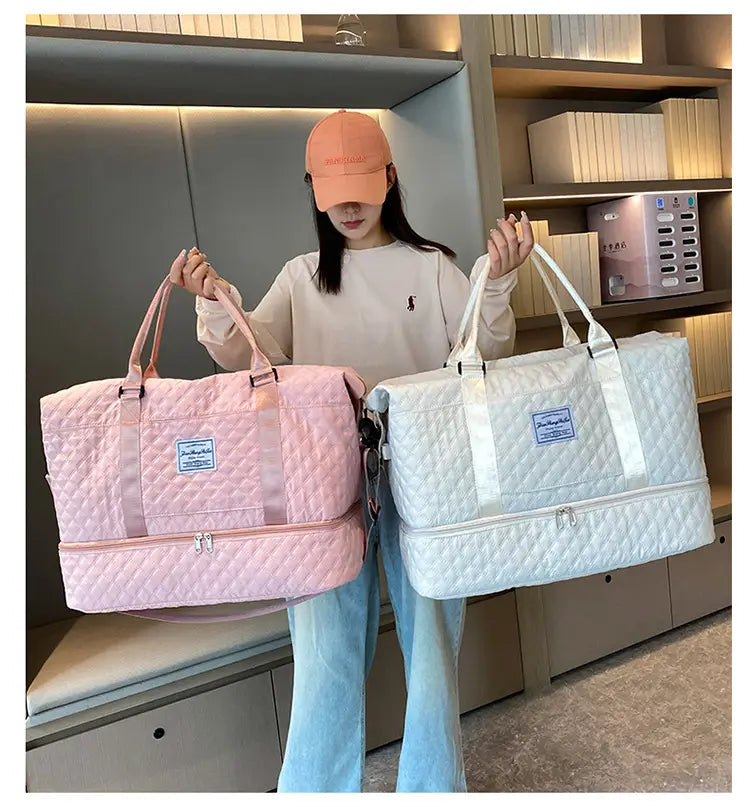 Bolsas de viaje tipo duffel acolchadas grandes tote weekender en rosa y blanco, con asas acolchadas a juego y bolsillos frontales