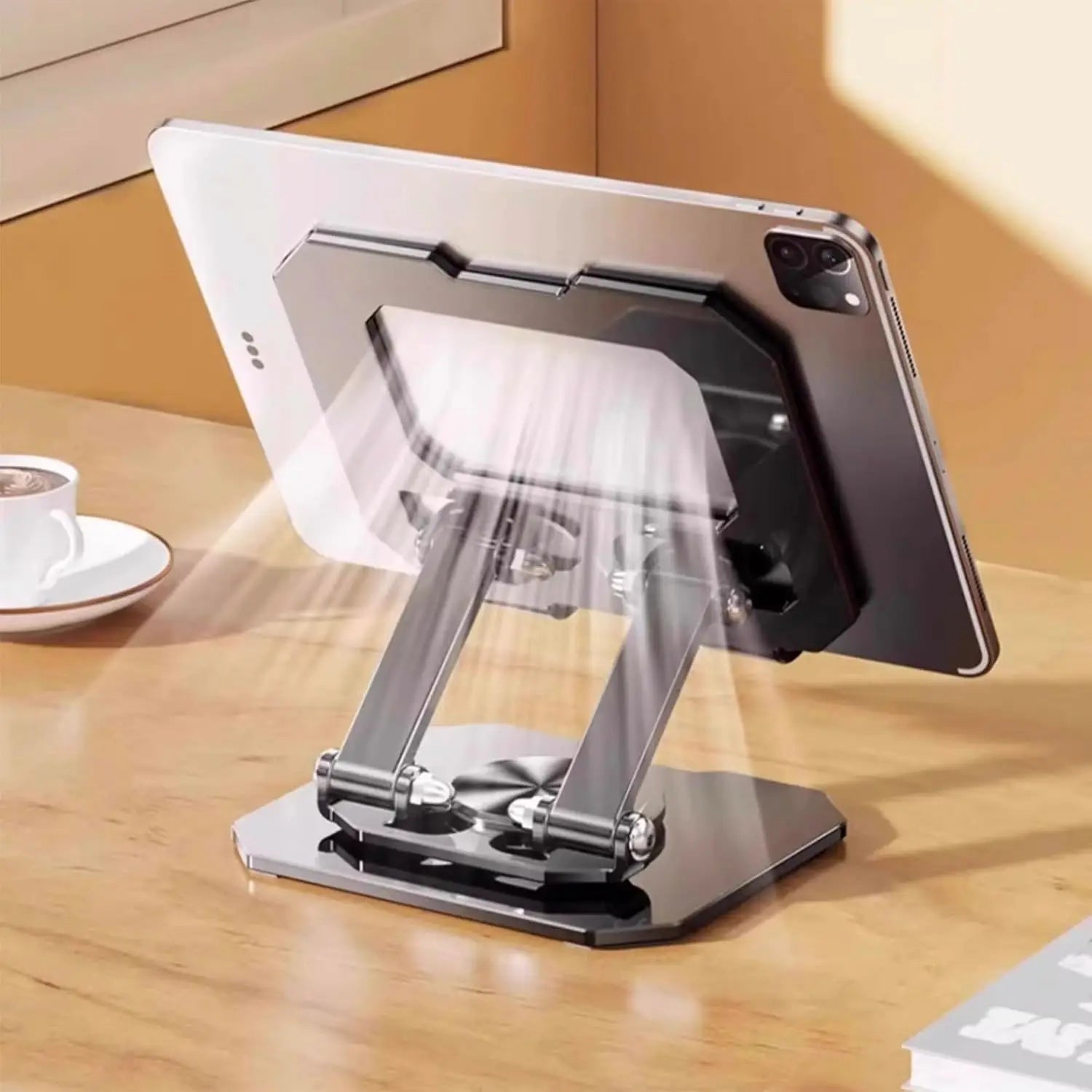 Base metálica ajustable para tableta plateada con diseño giratorio de 360° que sujeta un iPad Pro blanco