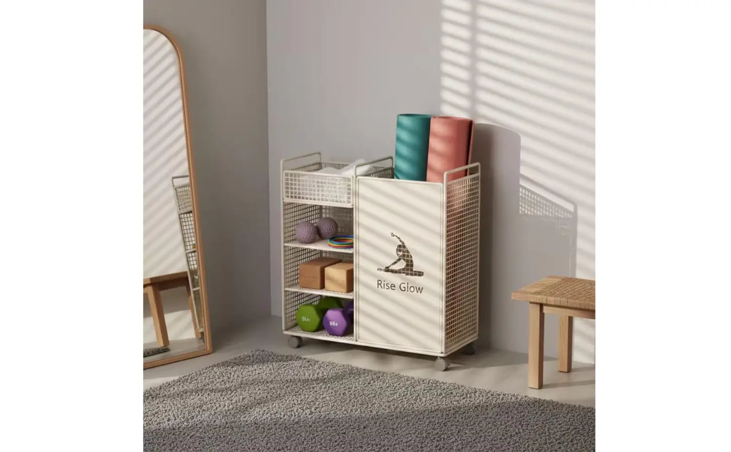 Chariot de rangement pour équipements de fitness roulant en maille blanche, avec logo rise glow et des rouleaux de tapis de yoga placés sur le dessus