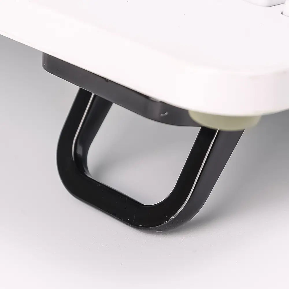 Schwarzer Kunststoff-U-förmiger Stützfuß unter einer weißen Oberfläche eines tragbaren Mini-Laptopständers aus Aluminium, dargestellt von der Rückseite