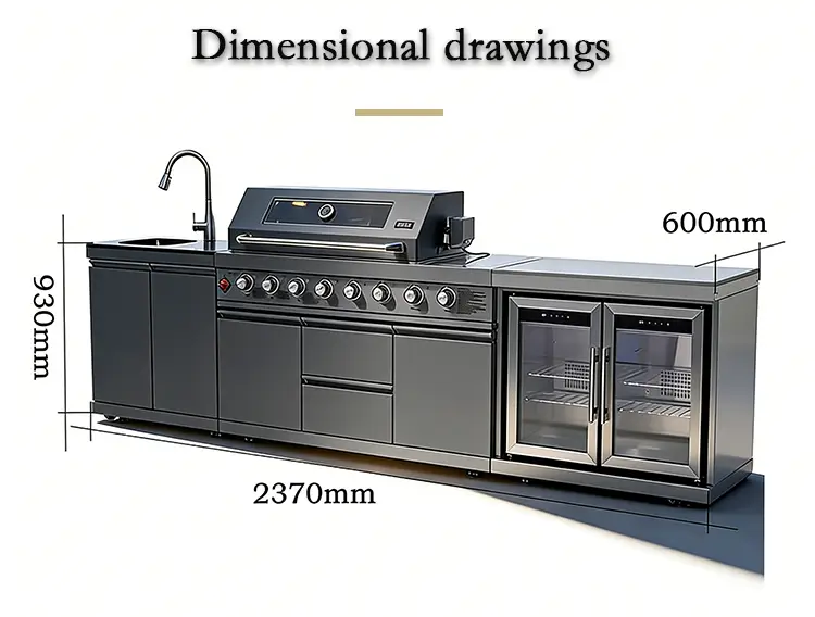 Edelstahl-Outdoorkücheninsel und Grill-Set mit integriertem Grill, Waschbecken und zwei Kühlschränken mit Glastüren, ausgelegt für Outdoor-Kochen.