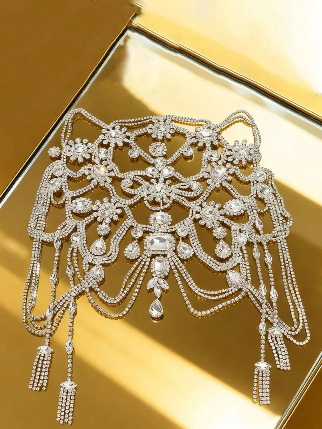 Eine atemberaubende silberne Strass-Kropfbandkette mit aufwendigen floralen und herabfallenden Quasten-Designs, passend zum Braut-Kristall-Headpiece sowie zum Strass-Kropfband-Set.