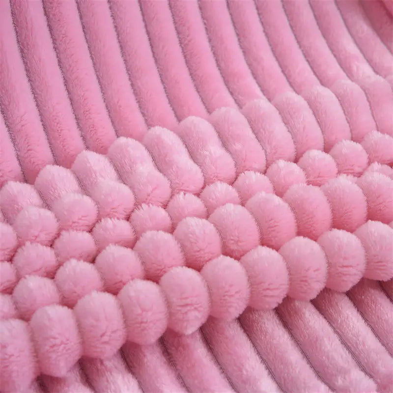 Rosa Corduroy-Fleecedecke in der Größe 100x150 cm mit einer plüschig-flauschigen Textur und Reihen weicher Pompons, geeignet für Bett oder Sofa