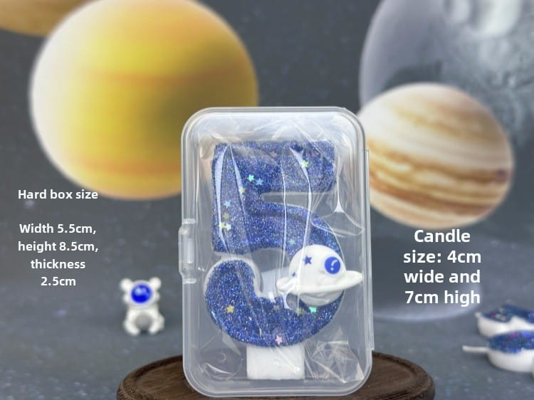 Vela azul con brillo con el número cinco para cumpleaños, con una pequeña figura de astronauta blanca adherida en la base, diseñada como adorno para pastel de fiesta planetaria.