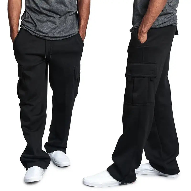 Pantalon cargo homme en molleton noir, doté de plusieurs poches et d’une taille à cordon de serrage.