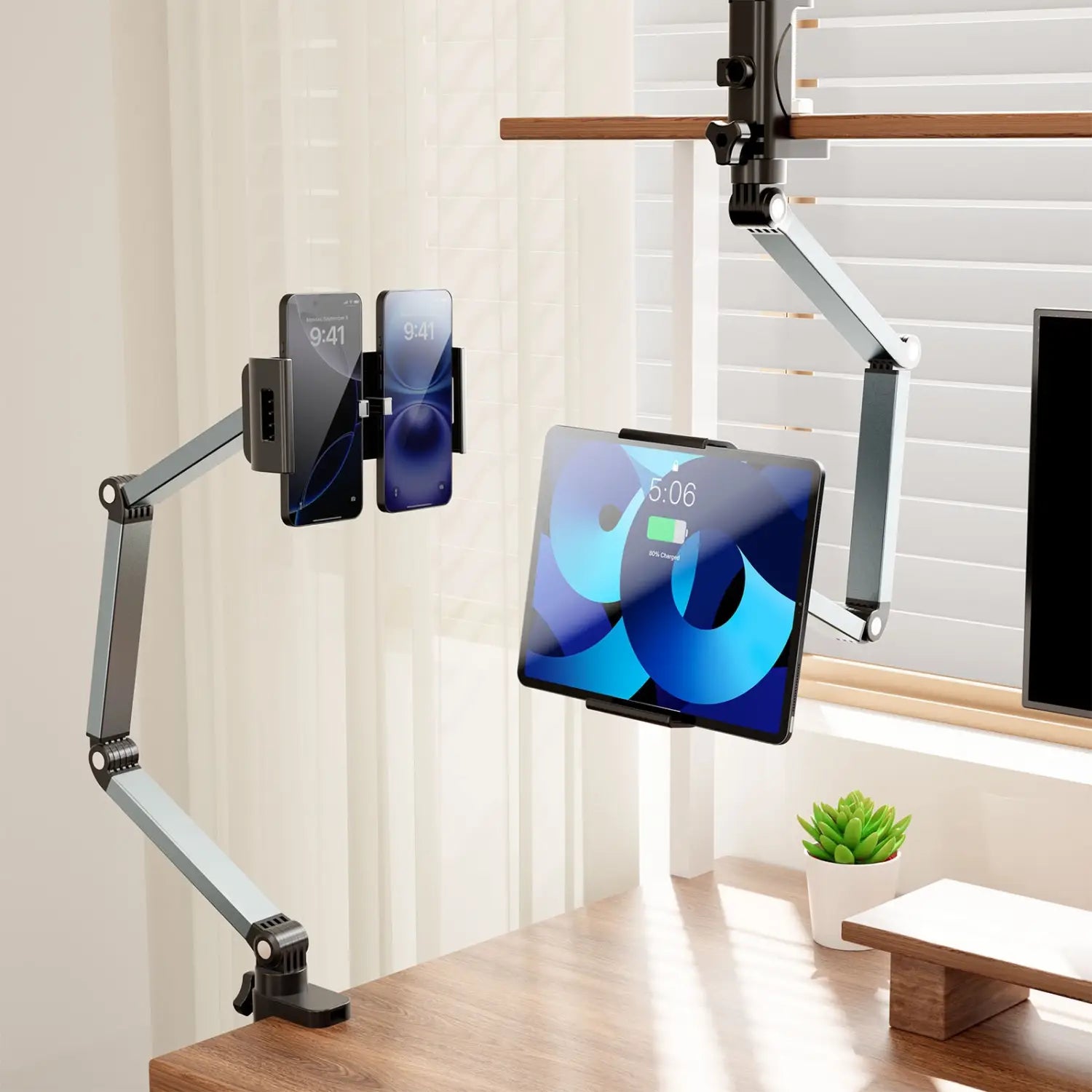 Verstellbare silberfarbene Aluminium-Tablet-Tischhalterung mit 360°-Drehung zur Aufnahme von zwei Smartphones und einem Tablet.