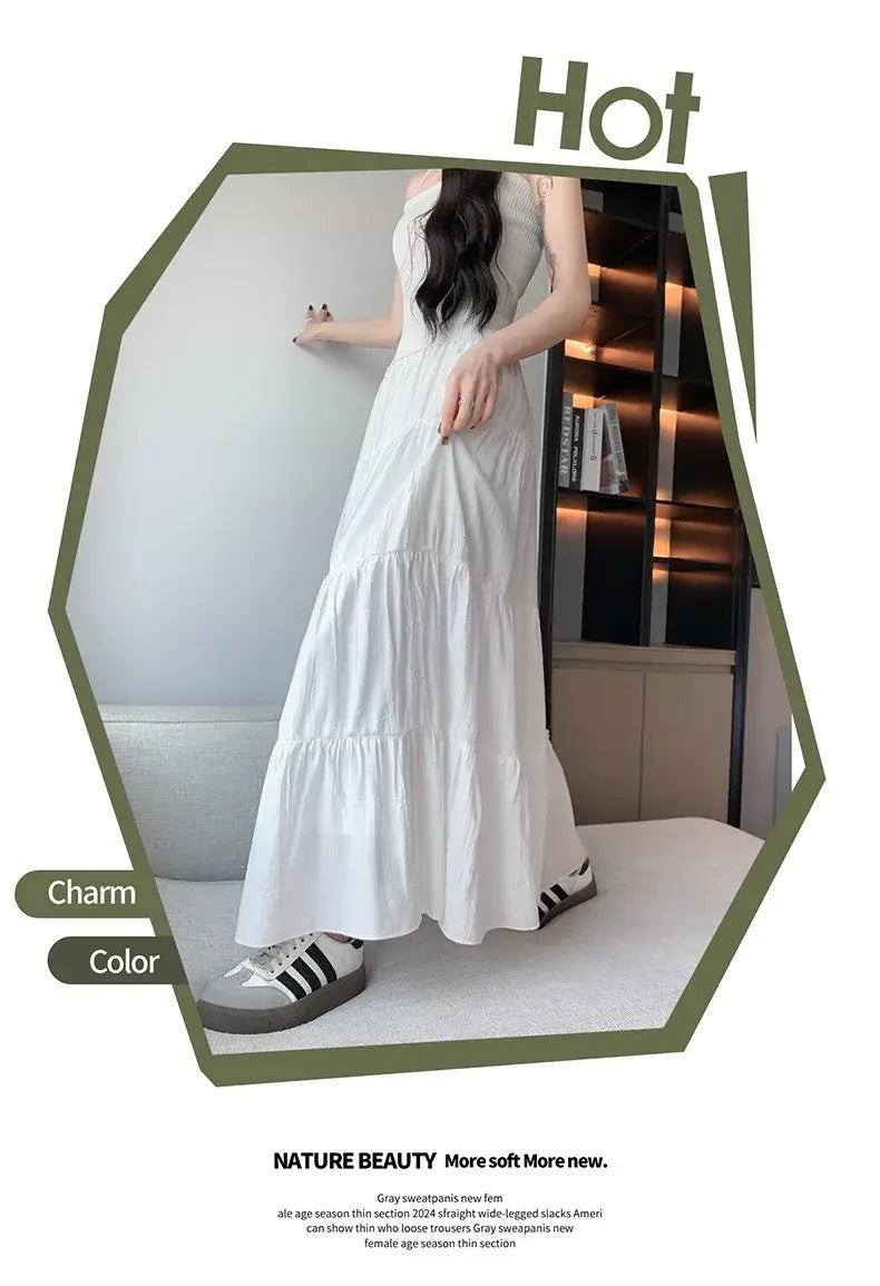 Jupe longue maxi plissée à volants superposés blanche, avec un corsage ajusté et une jupe évasée à volants, en tissu blanc.