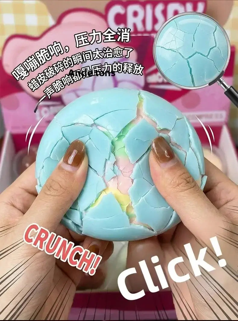 Un juguete sensorial antiestrés tipo pelota crujiente de color azul claro, con un interior multicolor tipo arcoíris que se comprime, e incorpora una textura crepitante para aliviar el estrés.