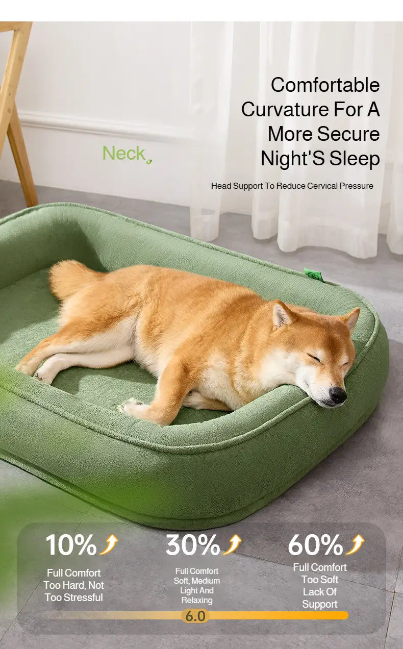 Una cama para perros con forma de cojín tubular acolchado color verde oliva, lavable, con un diseño curvado y de soporte para un descanso nocturno cómodo.