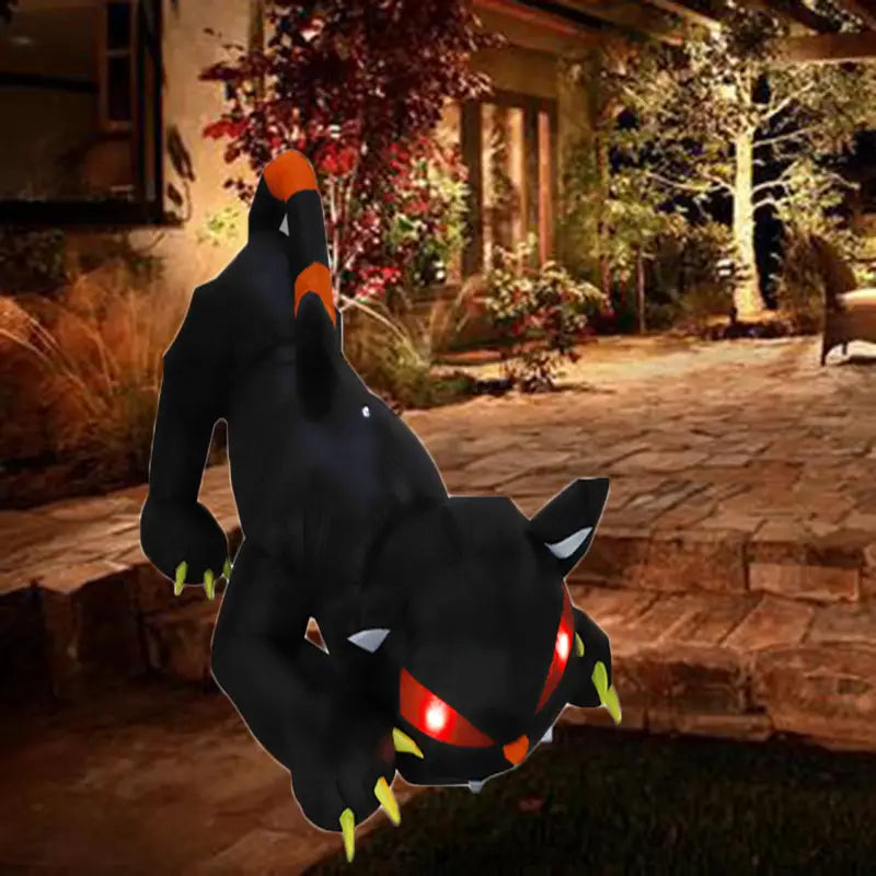 1,8 m aufblasbare schwarze LED-Halloween-Gartendeko einer Katze mit einem schwarzen Pokémon mit leuchtenden Augen sowie orangenen Akzenten an Schwanz und Krallen.