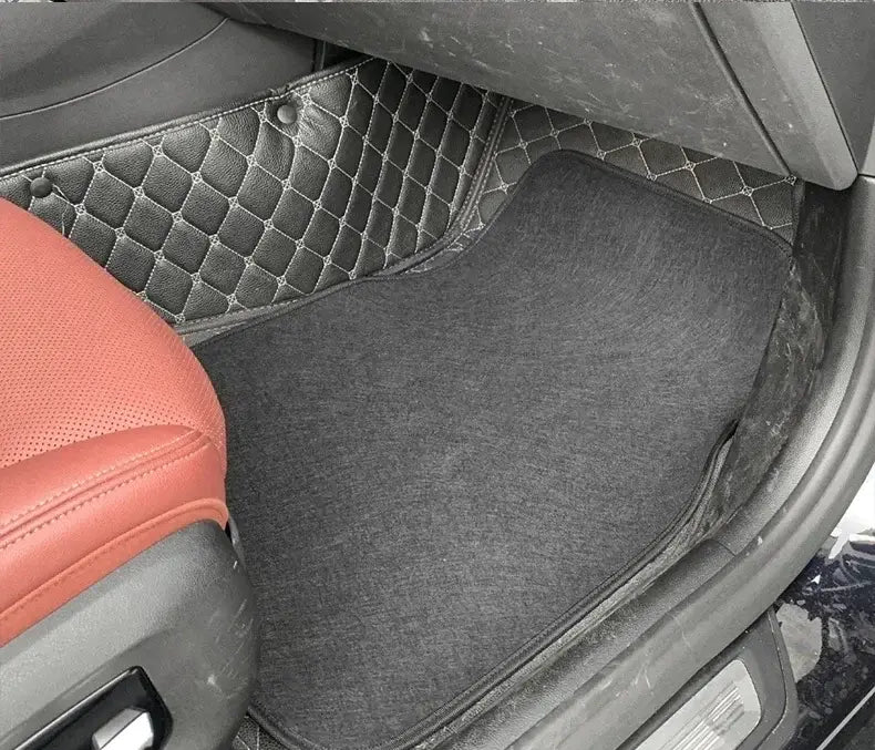 Juego de alfombrillas para el piso del automóvil con rombos negros para la parte delantera y trasera, con un patrón con costuras de rombos negros y una superficie texturizada tipo felpa para una protección duradera del vehículo.