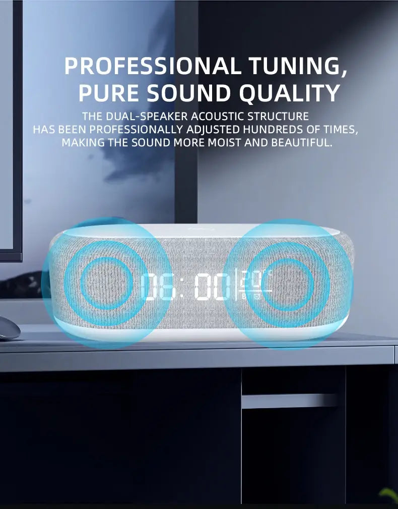Grauer strukturierter Stoff-Lautsprecher mit Bluetooth-Funktion, kabellosem Laden und Alarmwecker, mit weißer digitaler Anzeige und blauen kreisförmigen Soundwellen-Grafiken, die die kabellose Ladefunktion und den Energiesparmodus hervorheben.