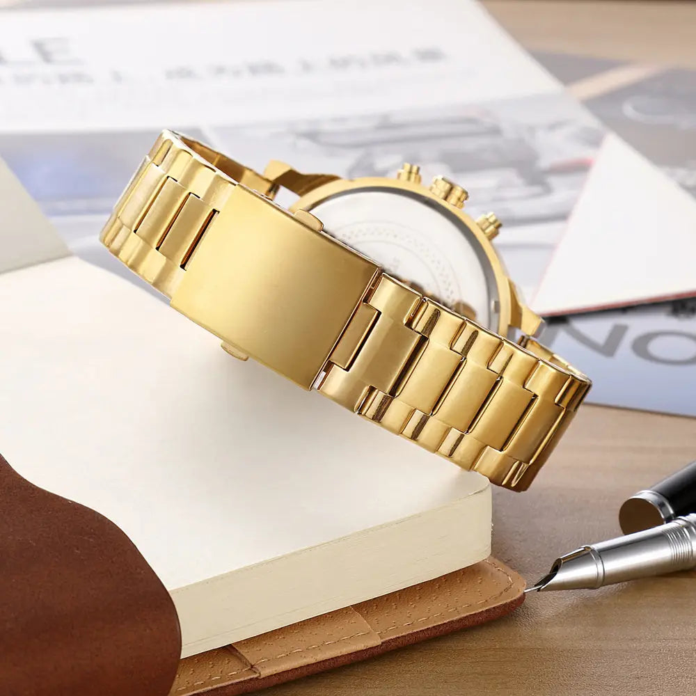 Goldfarbene Edelstahl-Gliederarmbandkette mit poliertem, reflektierendem Finish und ineinandergreifenden rechteckigen Gliedern für eine Dual-Time-Luxus-Uhr aus Stahl mit Quarzwerk für Herren