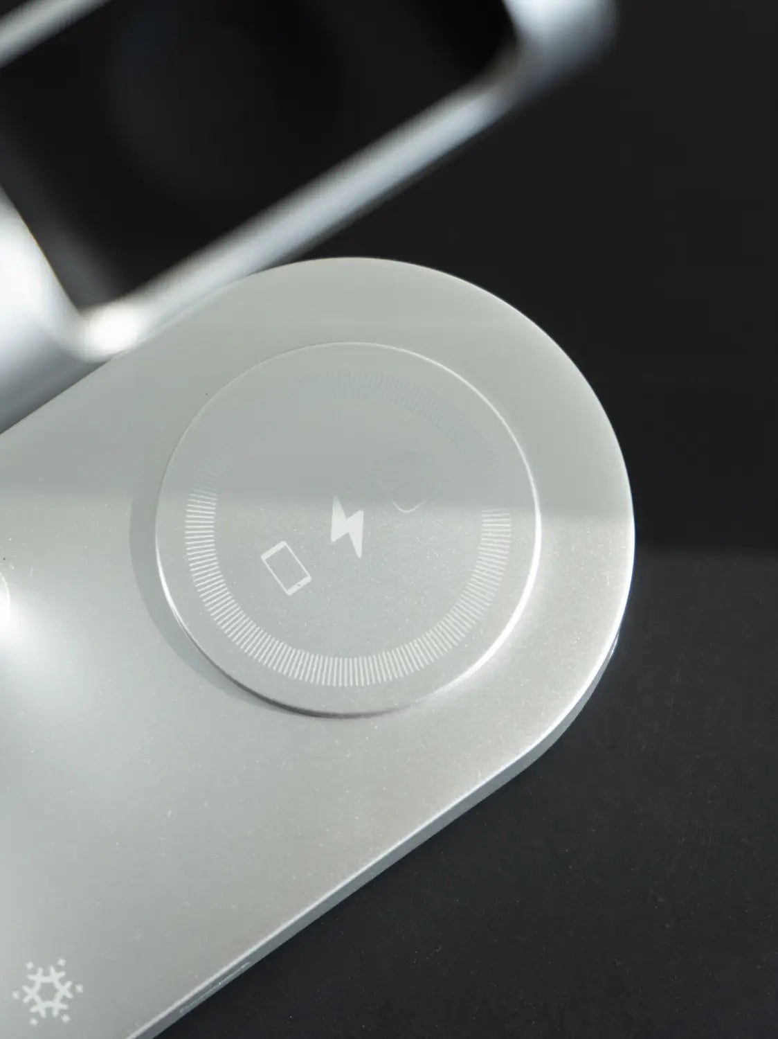 Station de charge sans fil argent 25 W 7-en-1 à charge rapide, avec zone de charge circulaire comportant un éclair en relief et une icône de téléphone pour une commodité de charge rapide.
