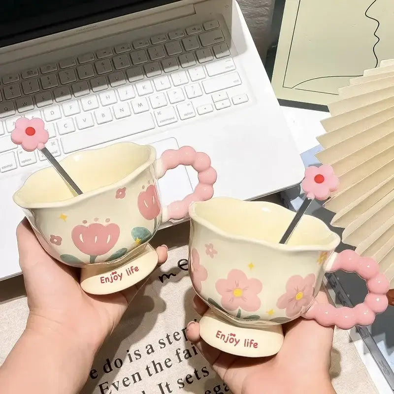 Tasses tulipe en céramique florales rose pastel et crème, avec anses perlées et cuillères assorties en forme de fleur, dans une boîte cadeau en céramique tulipe à motif floral
