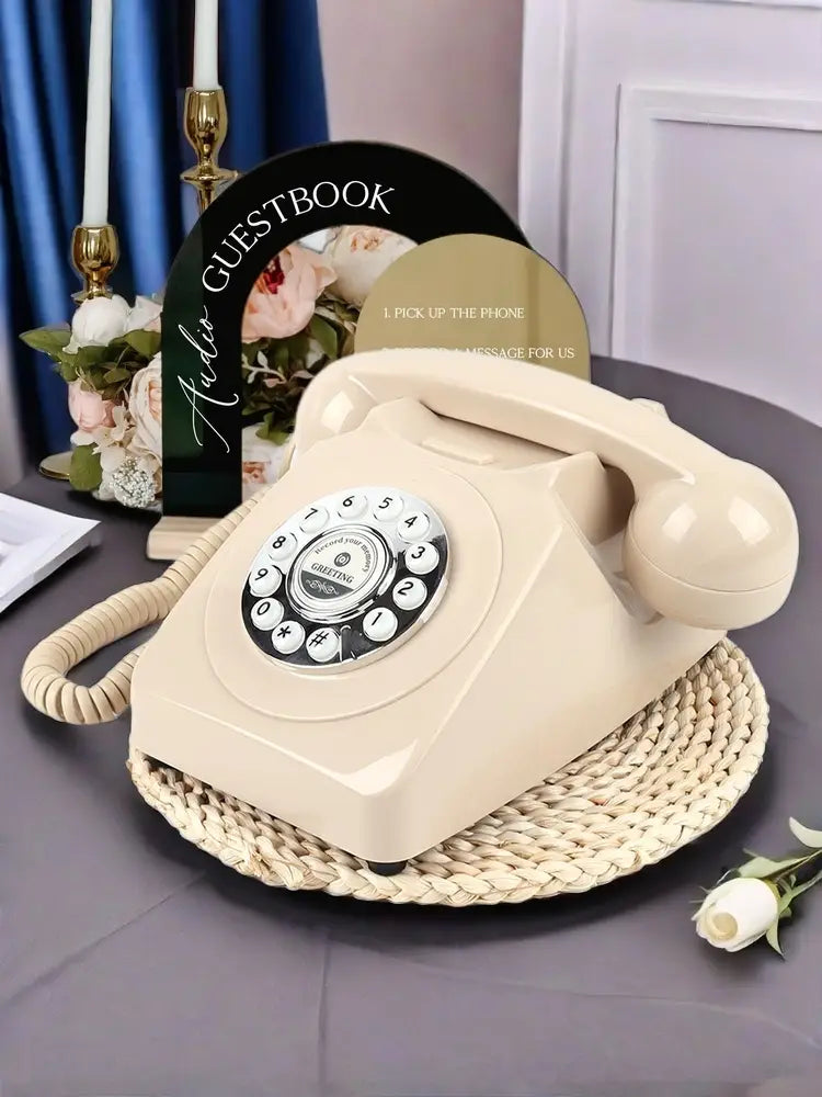 Teléfono rotatorio vintage color crema con acabado brillante y dial circular negro con números blancos, diseñado como teléfono de registro de audio antiguo para bodas y eventos.